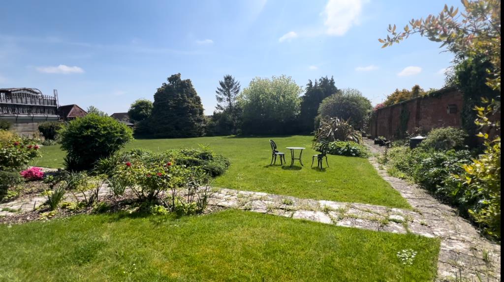Lot: 98 - DETACHED CHARACTER PROPERTY FOR UPDATING WITH LARGE GARDEN & DEVELOPMENT POTENTIAL - General view of the main rear garden
